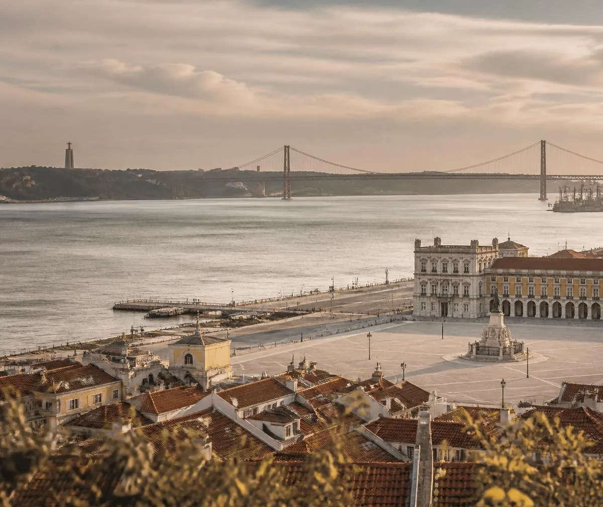 Lisboa: Praça do Comércio junto ao Tejo, com a ponte 25 de Abril ao fundo