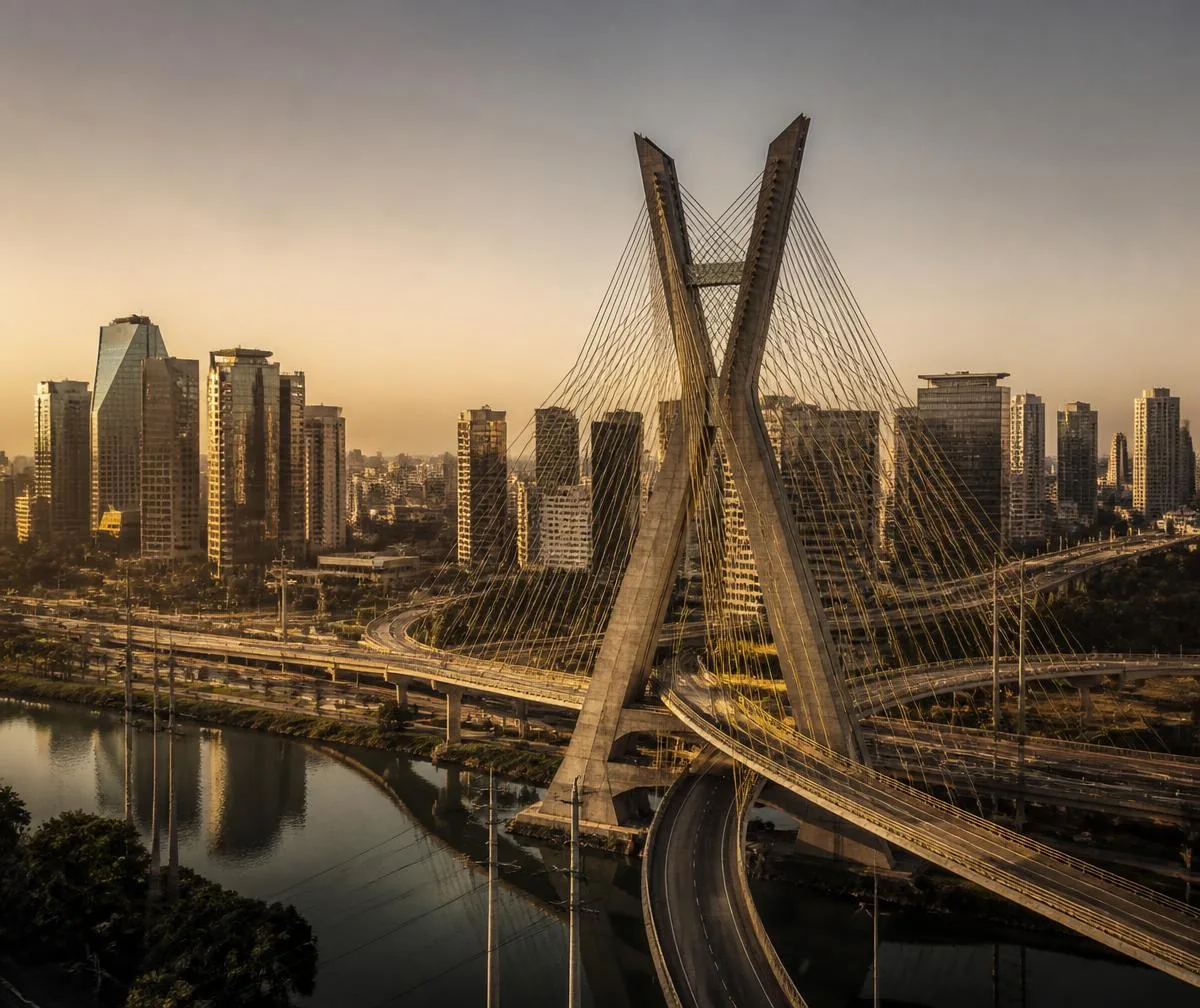 São Paulo: ponte estaiada Octávio Frias de Oliveira e torres corporativas da Faria Lima ao fim do dia