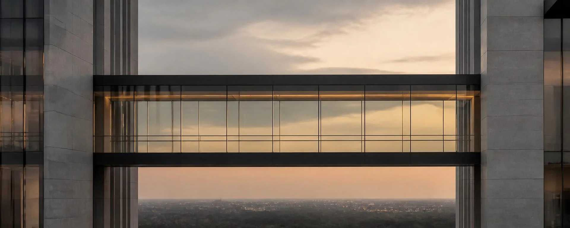 Passarela envidraçada entre duas torres corporativas ao crepúsculo