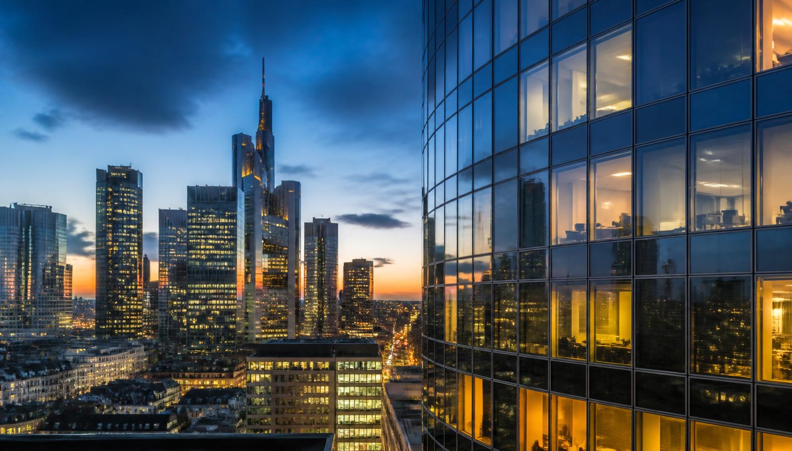 Distrito financeiro de Frankfurt ao anoitecer, com torres de vidro